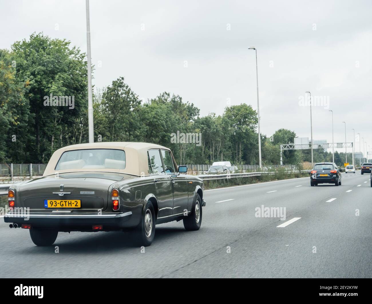 Pays-Bas - 19 août 2018: Luxe beau vintage Rolls-Royce Silver Wraith II  conduite sur l'autoroute néerlandaise - sécurité classique conduite Photo  Stock - Alamy