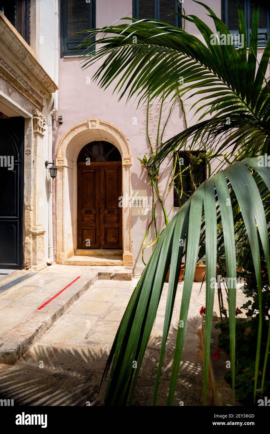 Entrée latérale en pierre voûtée de la cathédrale de l'Assomption de la Vierge Marie sur l'île grecque de Crète à la Canée, Grèce. Banque D'Images