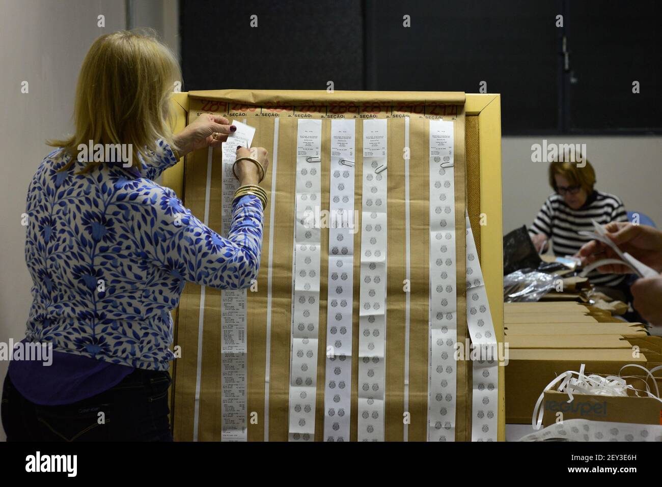 Les votes électroniques arrivent au registre électoral de Sao Paulo le 5 octobre 2014, le jour des élections générales du Brésil, pour élire le président, le Congrès national, les gouverneurs d'État et les législatures d'État, avec 41.4% pour le président actuel Dilma Rousseff et 33.7% pour Aecio Neves. Un second tour aura lieu le 26 octobre 2014, puisqu'aucun des candidats n'a reçu plus de 50 % des voix. Photo de Lucas Lacaz Ruiz/Fotoarena/Sipa USA Banque D'Images