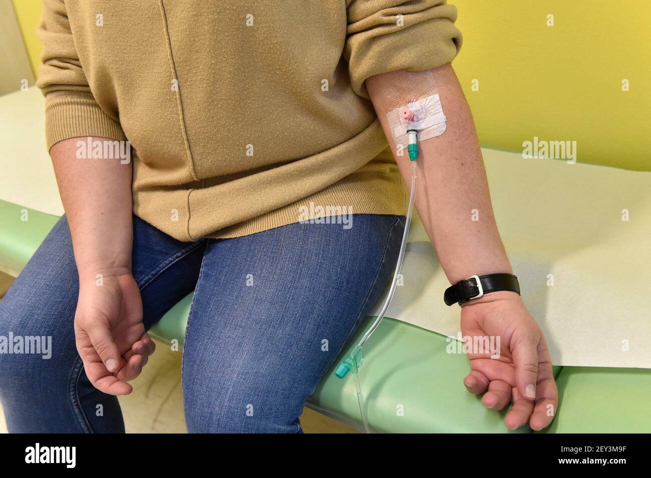 Brno, République tchèque. 5 mars 2021. Bamlanivimab, un médicament empêchant une évolution sévère de la COVID-19 a été administré au premier patient de l'Institut commémoratif du cancer Masaryk (MMCI) à Brno, République Tchèque, le vendredi 5 mars 2021. Crédit: Vaclav Salek/CTK photo/Alay Live News Banque D'Images