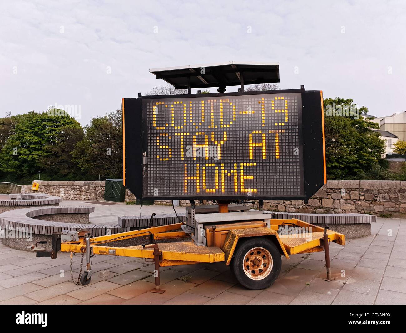 BRAY, IRLANDE - 24 avril 2020: Mobile electronic traffic sign affiche le message 'COVID-19 STAY AT HOME' à Bray Town, Co. Wicklow, Irlande. Banque D'Images