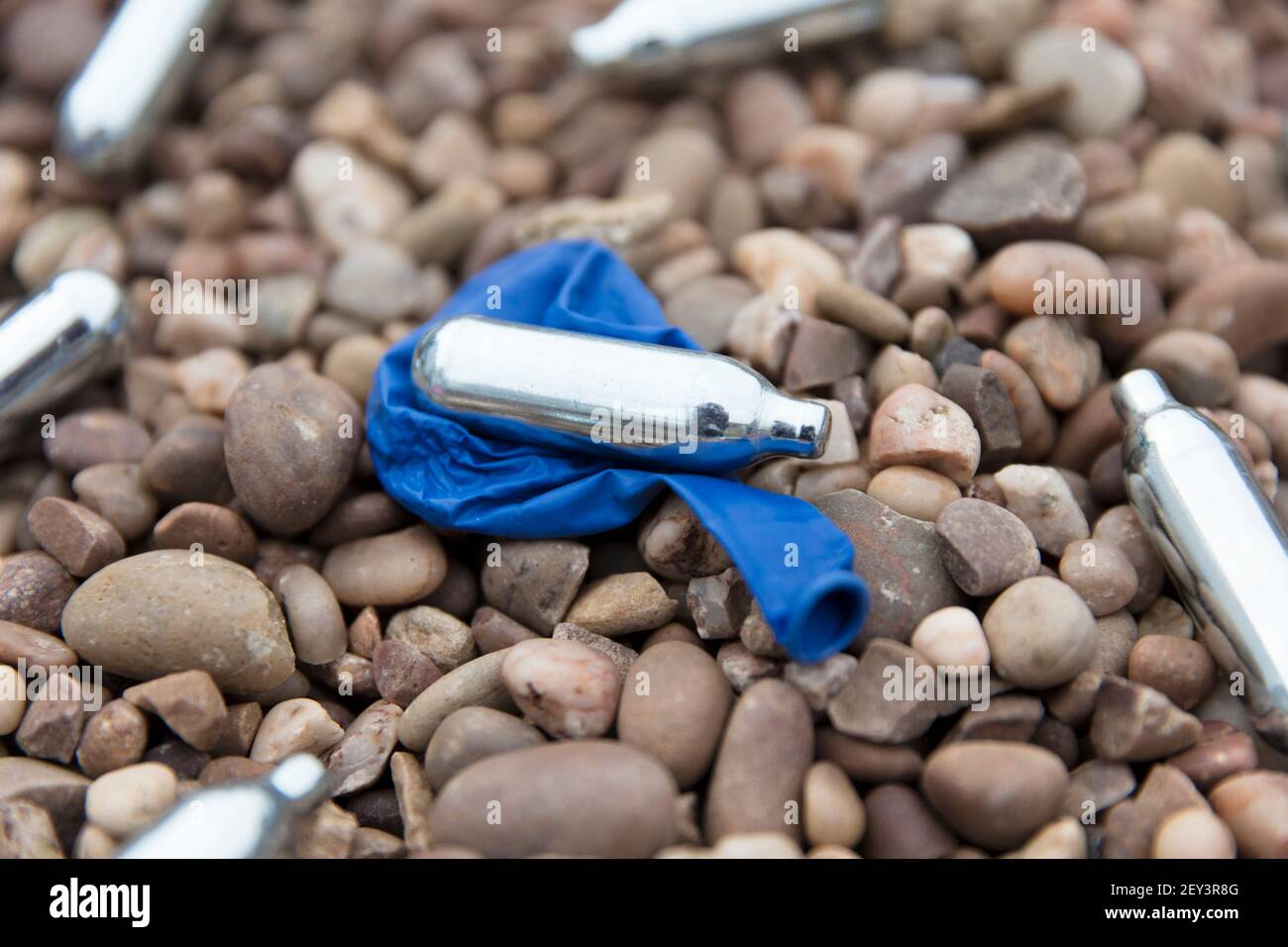 Ampoules métalliques d'oxyde nitreux ou gaz riant usage récréatif de drogues Banque D'Images