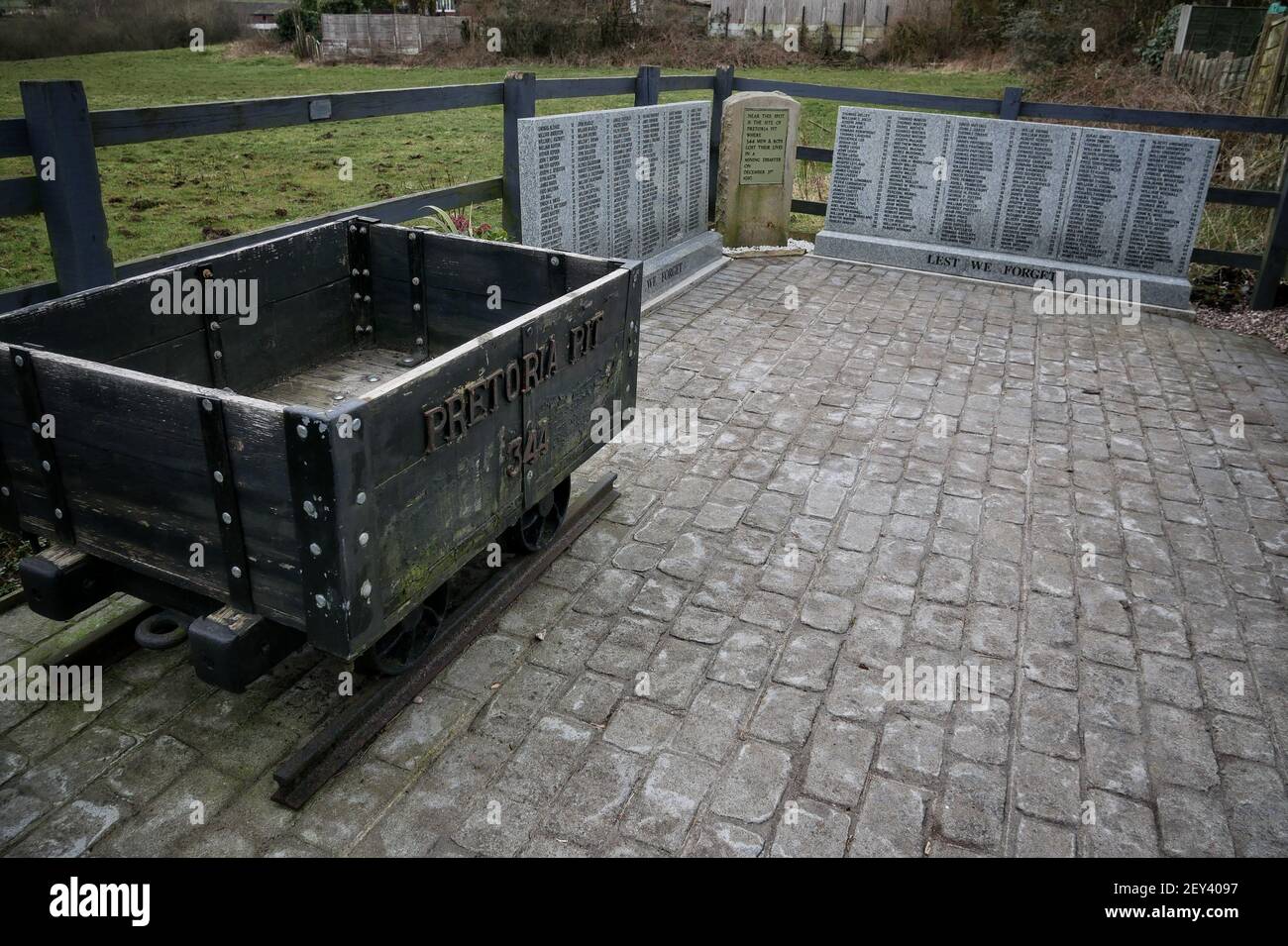 Manchester, Royaume-Uni. Le jardin commémoratif hommage aux hommes et aux garçons qui ont perdu la vie lors de la catastrophe de Pretoria Pit en 1910, Atherton, Greater Manchester P Banque D'Images
