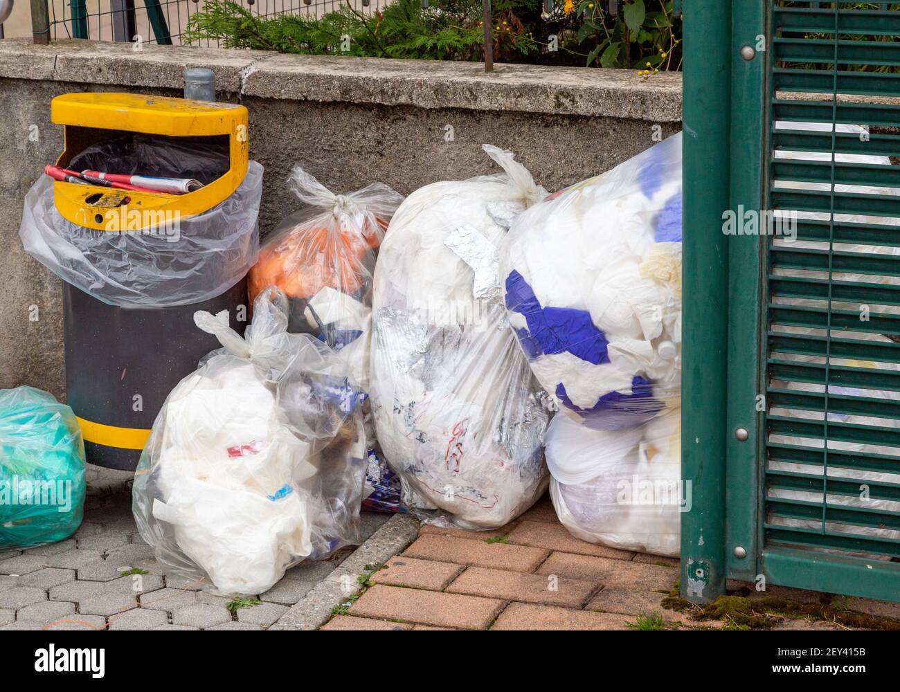 poubelle, déchets est tas lots de vider, pollution de déchets de plastique poubelle, sacs poubelle de déchets de plastique, déchets de déchets lots de déchets de la poubelle Banque D'Images