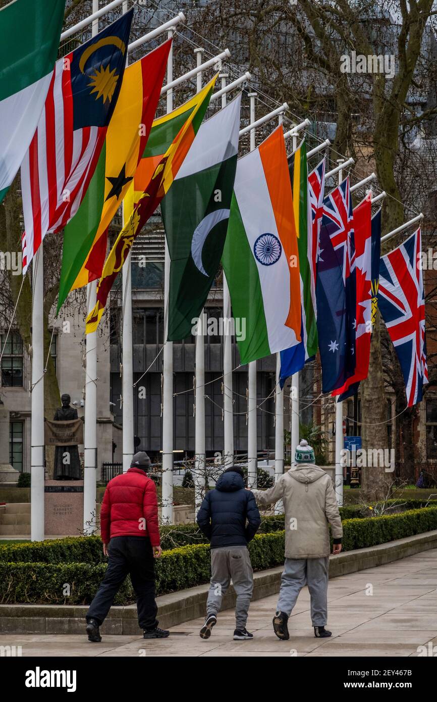 Londres, Royaume-Uni. 5 mars 2021. Les drapeaux sont mis sur la place du Parlement avant le jour du Commonwealth 2021, qui est le lundi 8 mars - les drapeaux commencent avec l'Union Jack, puis le drapeau du Commonwealth et ensuite toutes les autres nations dans l'ordre dans lequel ils se sont joints. Les célébrations seront virtuelles cette année, en raison de la vivile, et se concentreront sur le leadership des femmes dans « assurer un avenir commun » comme il coïncide avec la Journée internationale de la femme. C'est aussi le premier jour de l'assouplissement du verrouillage national 3 avec le retour des écoles. Crédit : Guy Bell/Alay Live News Banque D'Images