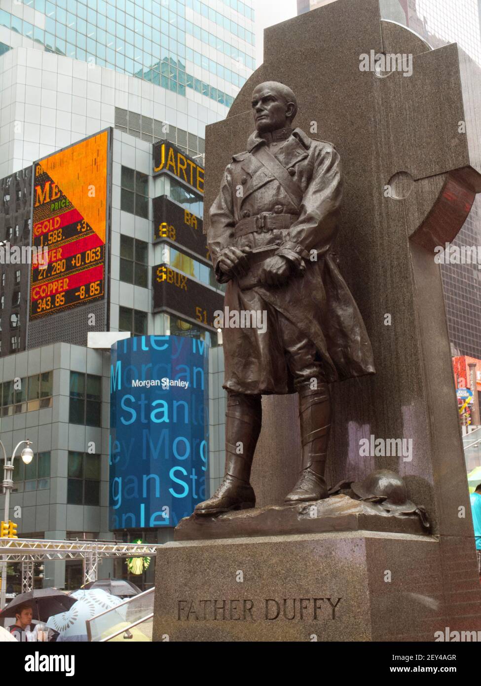 Statue du père Duffy à Times Square Manhattan, New York Banque D'Images