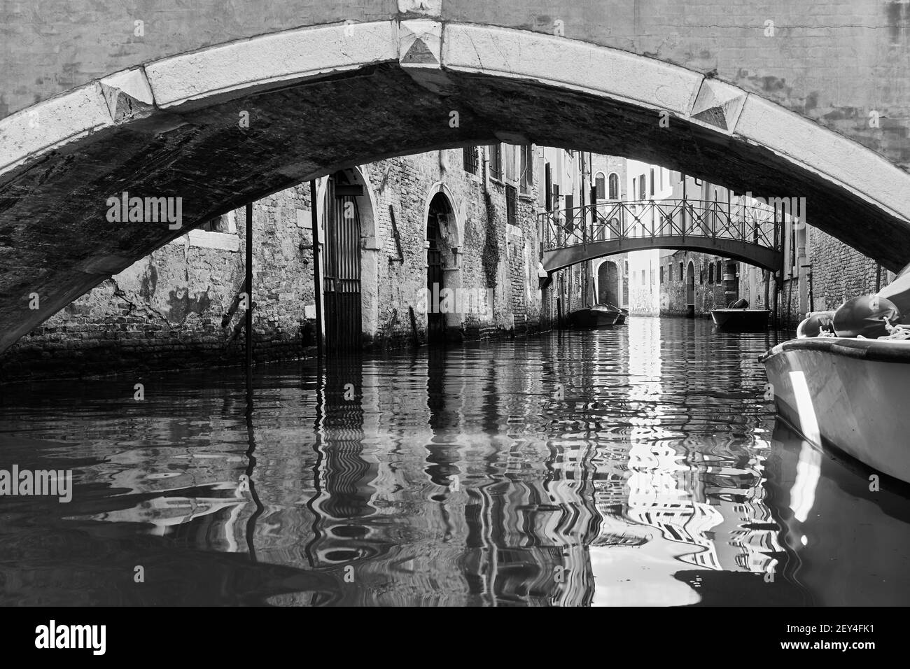 Perspective du canal avec des ponts à Venise, Italie. Photographie en noir et blanc, paysage urbain vénitien Banque D'Images