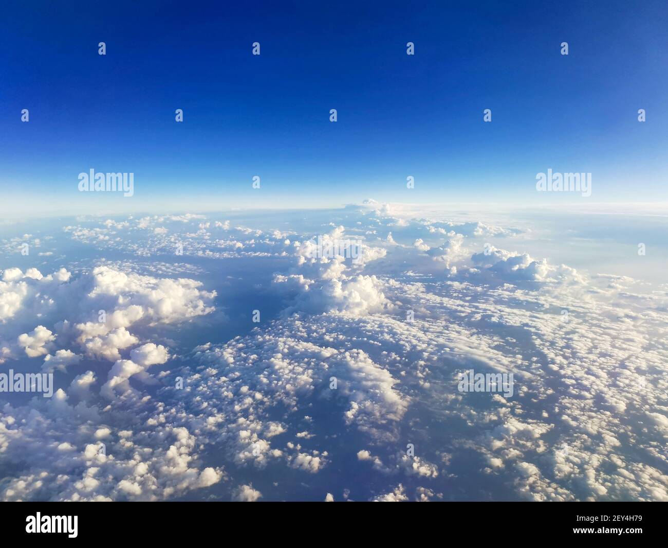 Concept de voyage. Une belle vue depuis un avion sur des nuages blancs volumineux et moelleux sur le fond d'un ciel bleu vif, gratte-ciel de la ville belo Banque D'Images