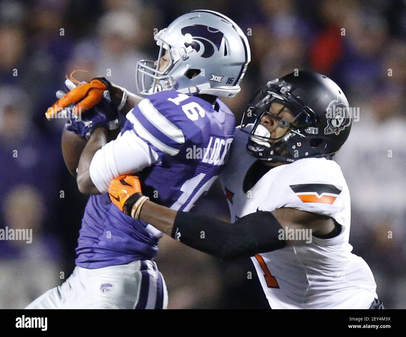 Le récepteur de l'État du Kansas, Tyler Lockett (16), s'accroche à un col alors que le Corner back de l'État de l'Oklahoma, Kevin Peterson (1) défend au stade de la famille Bill Snyder à Manhattan, Kan., le samedi 1er novembre 2014. (Photo de Bo Rader/Wichita Eagle/TNS/Sipa USA) Banque D'Images