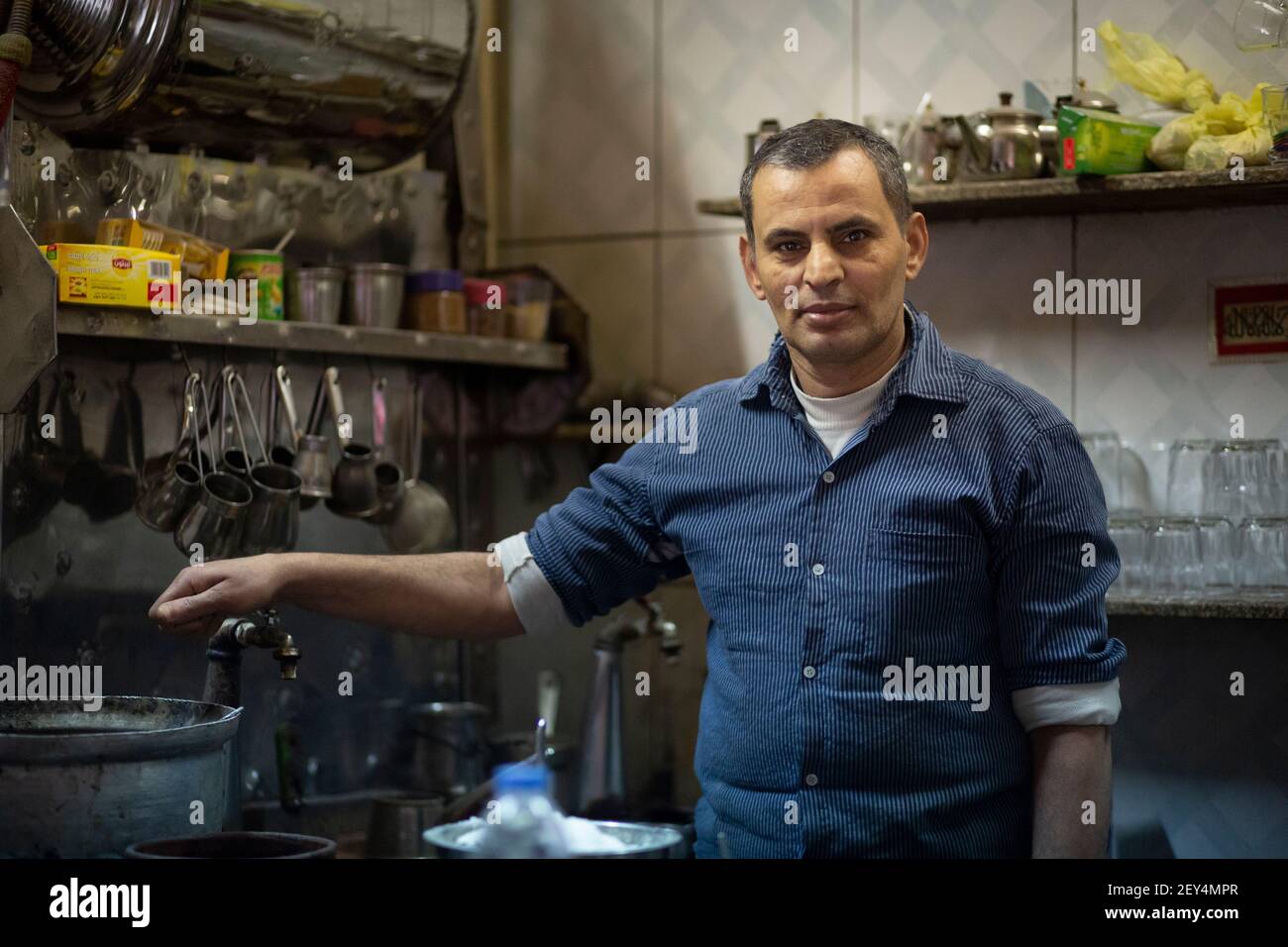 Portrait d'un ouvrier égyptien à l'intérieur d'un café (ahwa) dans le centre-ville du Caire, Egypte Banque D'Images