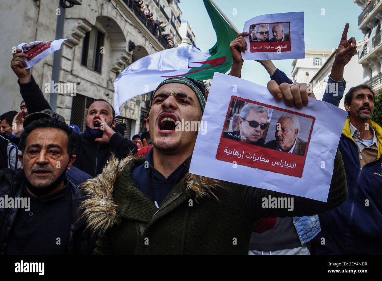 Alger, Algérie. 05e mars 2021. Les manifestants algériens tiennent des affiches et crient des slogans pendant qu'ils marchent au cours d'une manifestation anti-gouvernementale dans le cadre d'une reprise des manifestations de masse, communément appelées le mouvement Hirak, qui a poussé Abdelaziz Bouteflika, le dirigeant de longue date à quitter ses fonctions en avril 2019. Credit: Farouk Batiche/dpa/Alay Live News Banque D'Images