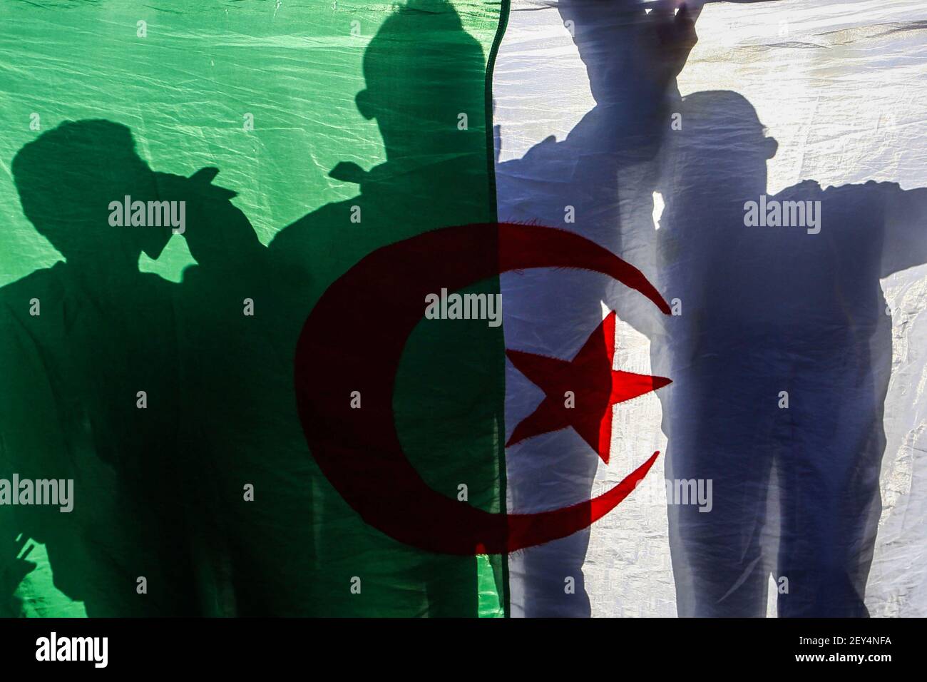 Alger, Algérie. 05e mars 2021. Les manifestants algériens arborent un drapeau national lors d'une manifestation anti-gouvernementale dans le cadre d'une reprise des manifestations de masse, communément appelées le mouvement Hirak, qui a poussé Abdelaziz Bouteflika, dirigeant de longue date, à quitter ses fonctions en avril 2019. Credit: Farouk Batiche/dpa/Alay Live News Banque D'Images