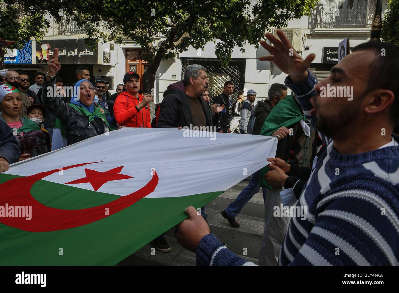Alger, Algérie. 05e mars 2021. Les manifestants algériens arborent un drapeau national lors d'une manifestation anti-gouvernementale dans le cadre d'une reprise des manifestations de masse, communément appelées le mouvement Hirak, qui a poussé Abdelaziz Bouteflika, dirigeant de longue date, à quitter ses fonctions en avril 2019. Credit: Farouk Batiche/dpa/Alay Live News Banque D'Images