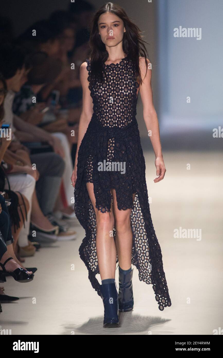 Un modèle présente une collection de Fashion Design Brand Animale, à Sao Paulo Fashion week, à Villa Lobos Parque, à Sao Paulo, Brésil, le 3 novembre 2014. Photo de Mauricio Rummens/Fotoarena/Sipa USA Banque D'Images