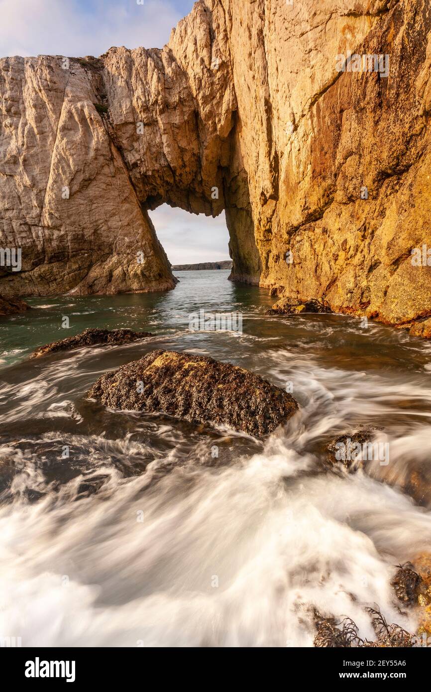 BWA Gwyn Sea Arch près de Rhoscolyn, Anglesey, au nord du pays de Galles Banque D'Images