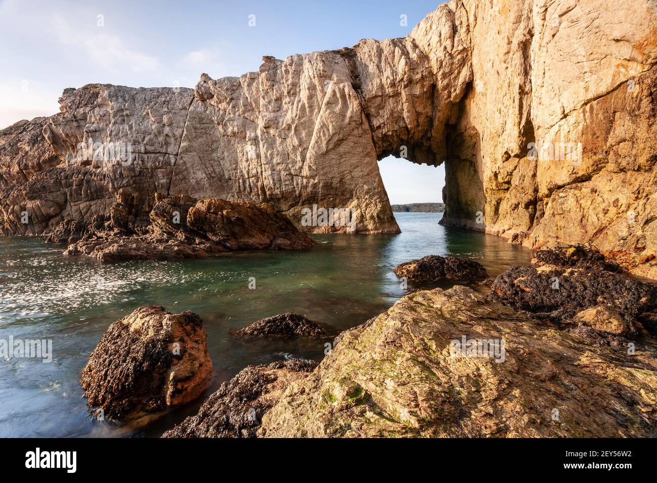 BWA Gwyn Sea Arch près de Rhoscolyn, Anglesey, au nord du pays de Galles Banque D'Images
