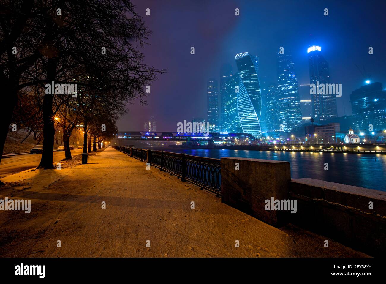 Ville de Moscou dans le brouillard d'hiver. C'est un centre d'affaires international de Moscou et un quartier commerçant. . Photo de haute qualité Banque D'Images Ville de Moscou dans le brouillard d'hiver. C'est un centre d'affaires international de Moscou et un quartier commerçant. . Photo de haute qualité Banque D'Images