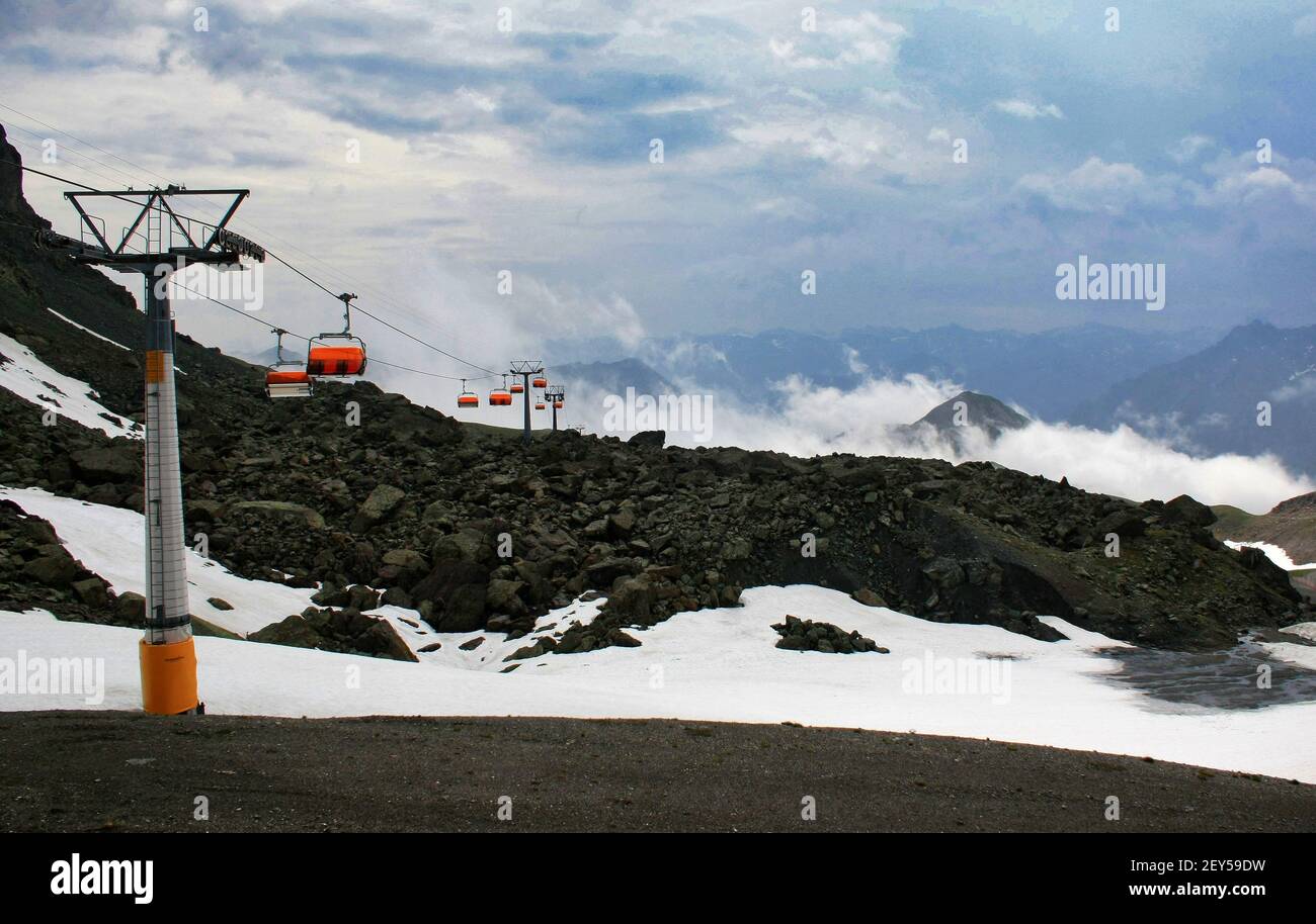 Téléphérique avec gondoles de couleur ornage dans le parc de silvretta, près du centre de ski d'Ischgl Banque D'Images