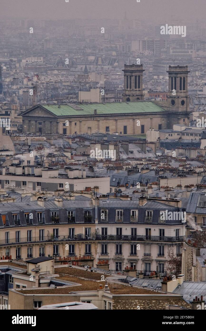 Vue aérienne des toits de Paris France sur un jour nuageux Banque D'Images