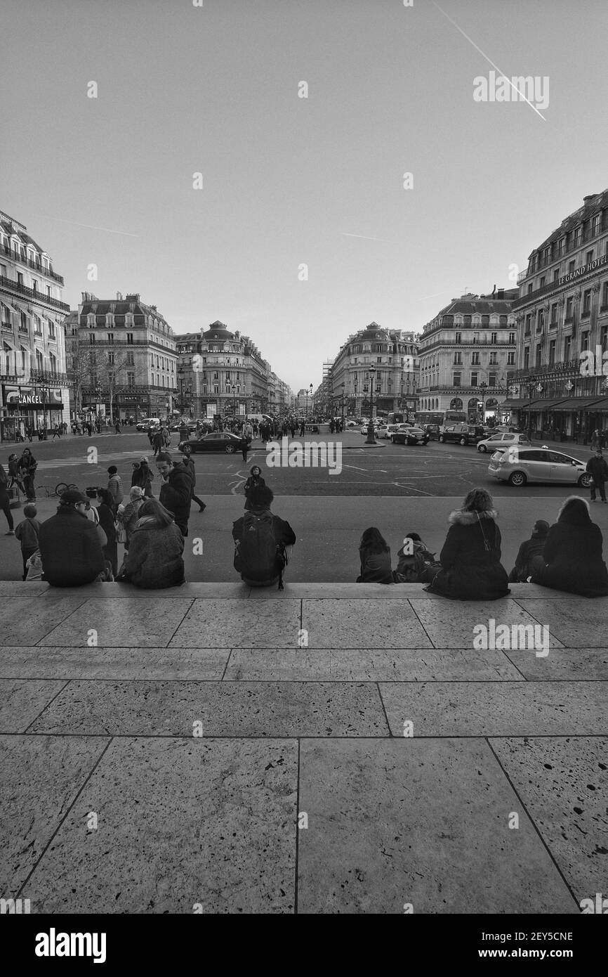 Paris, France - 20 février 2019 : Parisiens et touristes assis devant les marches de l'opéra de Paris France Banque D'Images