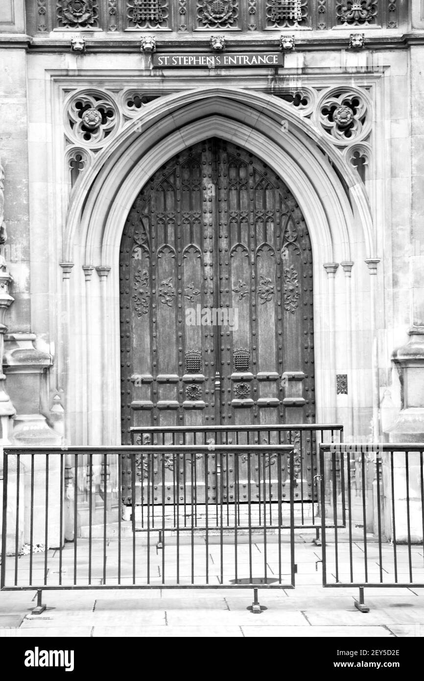 Parlement à londres ancienne porte de l'église et mur antique en marbre Banque D'Images