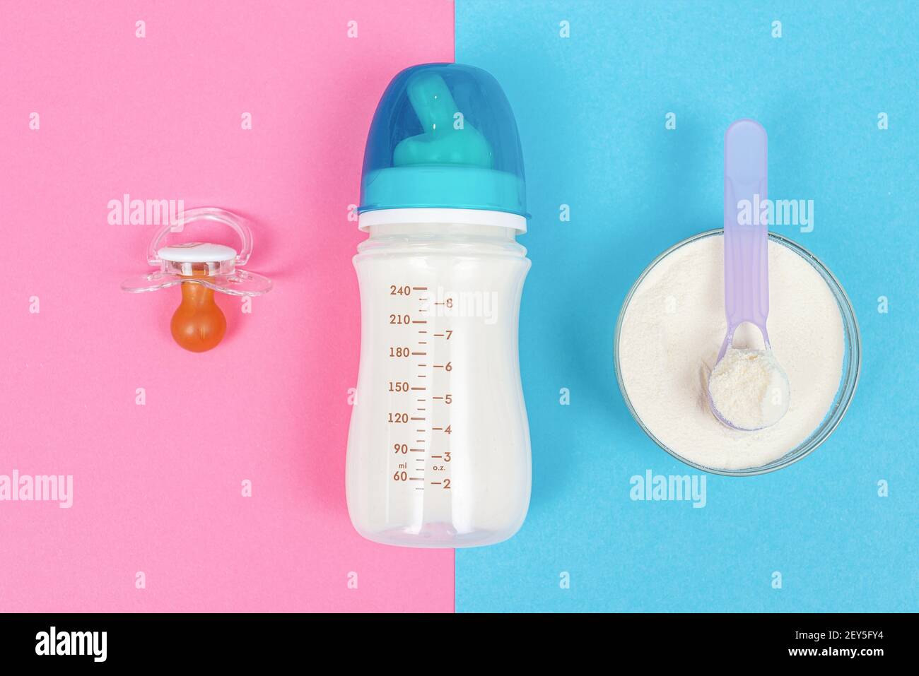 Bouteille De Lait Pour Nouveau Ne Sucette Sur Fond Rose Et Bocal Avec Preparation En Poudre Pour Nourrissons Sur Fond Bleu Concept D Allaitement Pour Bebe Deux Cotes Photo Stock Alamy