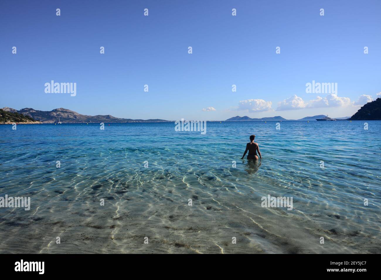 Jeune femme dans une plage paradisiaque de Majorque Banque D'Images