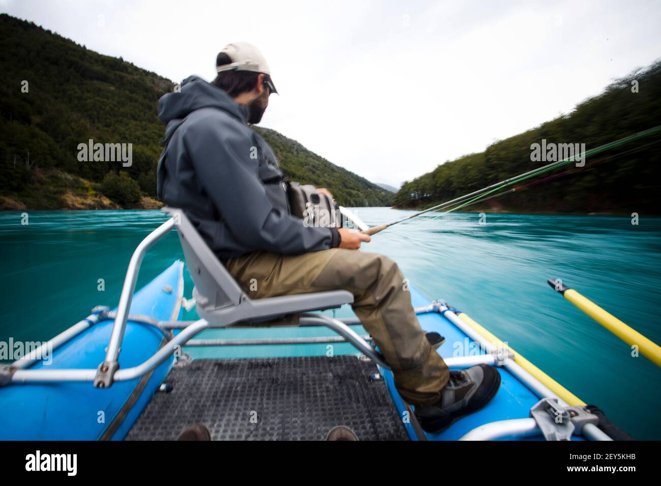 Deux pêcheurs flottent sur le Rio Baker, dans le sud du Chili, dans une région appelée Patagonie. Banque D'Images