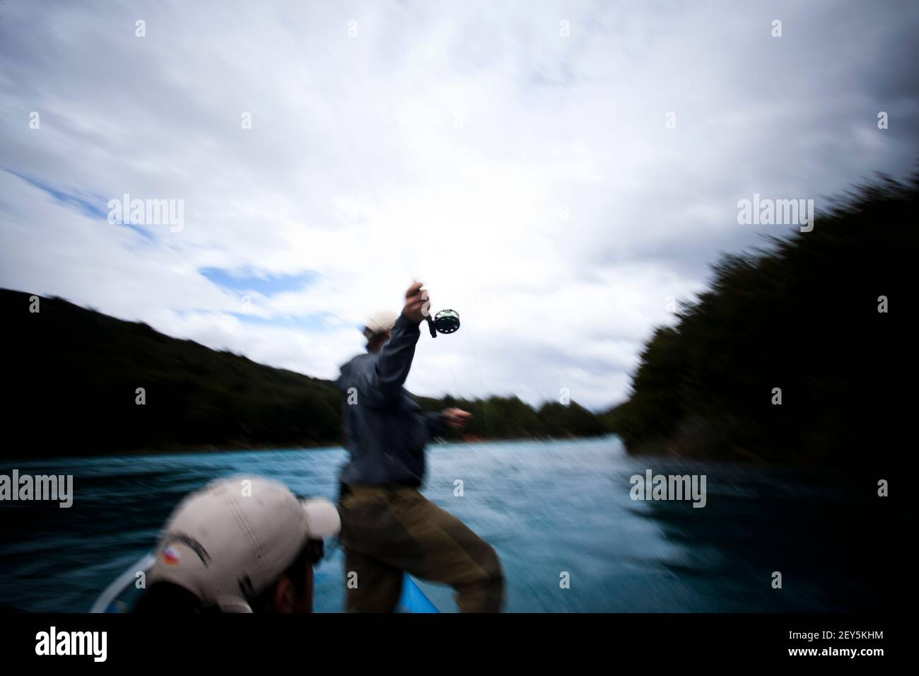 Deux pêcheurs flottent sur le Rio Baker, dans le sud du Chili, dans une région appelée Patagonie. Banque D'Images