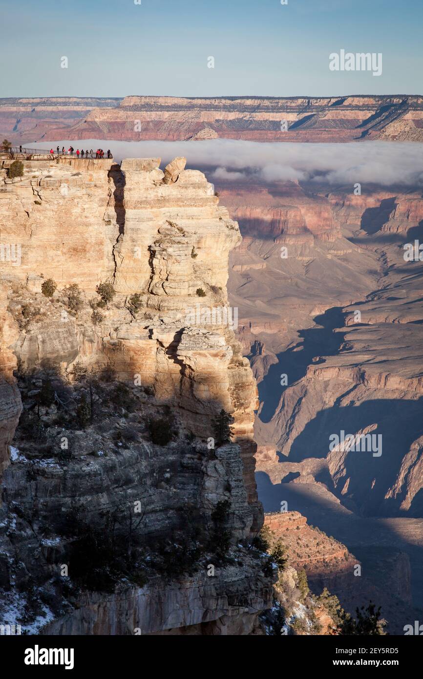 Vue sur le plateau sud du Grand Canyon depuis Mather point des touristes debout sur Yavapai point Banque D'Images