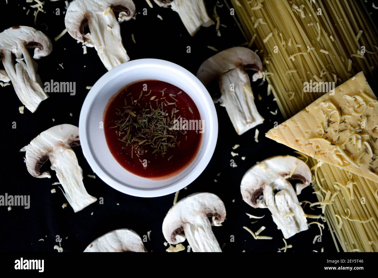 champignons hachés avec pâtes et fromage sur fond noir Banque D'Images