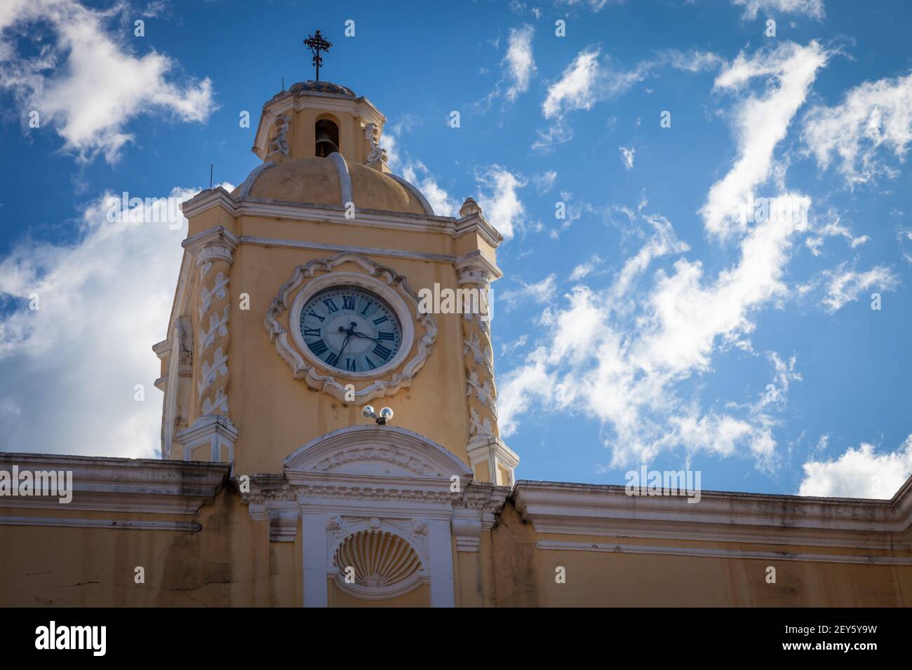 L'horloge historique de l'emblématique arche de Santa Catalina Antigua Guatemala Banque D'Images
