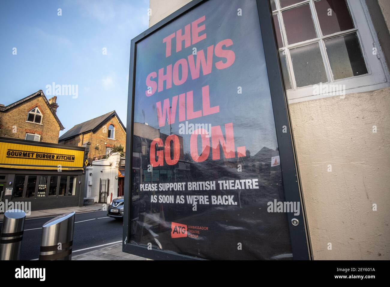 Affiche encadrée « The shows will Go » accrochée à l'extérieur du Wimbledon Theatre tandis que les théâtres de Londres restent fermés pendant le confinement du coronavirus, au Royaume-Uni Banque D'Images