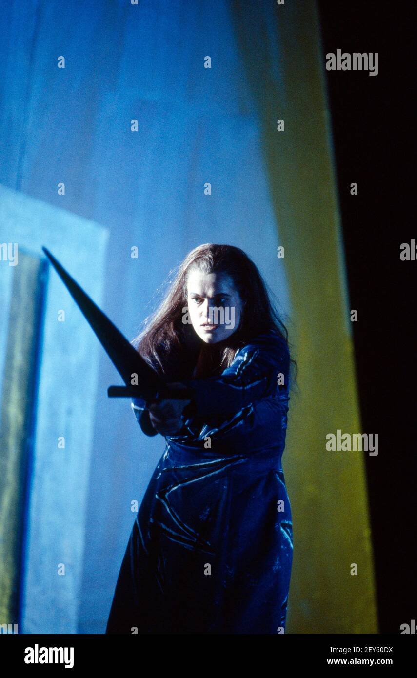 Ulla Gustafsson (Sieglinde) avec Nothung in DIE tour par Wagner à l'Opéra Royal, Covent Garden, Londres WC2 14/10/1994 chef d'orchestre: Bernard Haitink design: Nigel Lowery éclairage: Pat Collins mouvement: Matthew Hamilton directeur: Richard Jones Banque D'Images