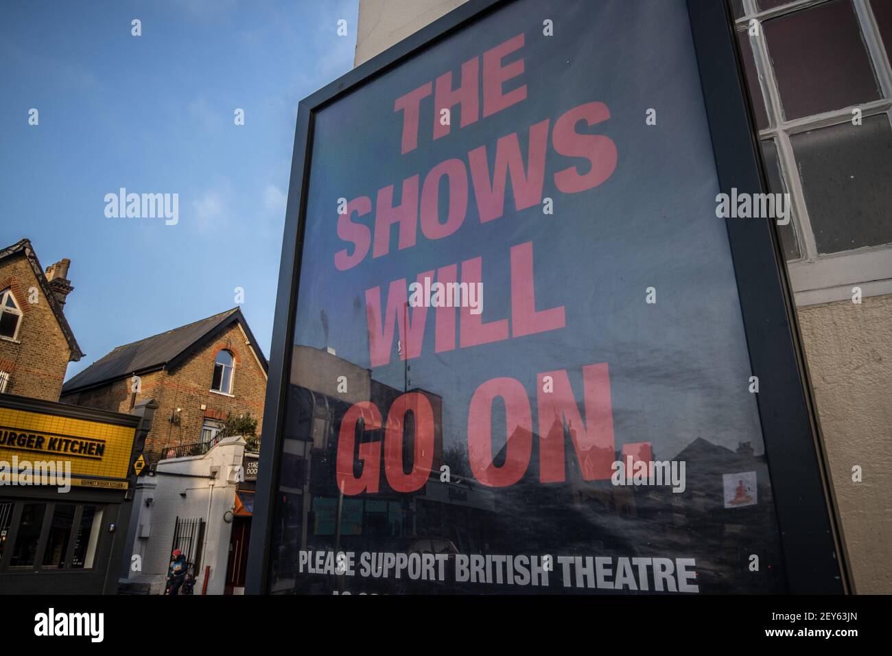 Affiche encadrée « The shows will Go » accrochée à l'extérieur du Wimbledon Theatre tandis que les théâtres de Londres restent fermés pendant le confinement du coronavirus, au Royaume-Uni Banque D'Images