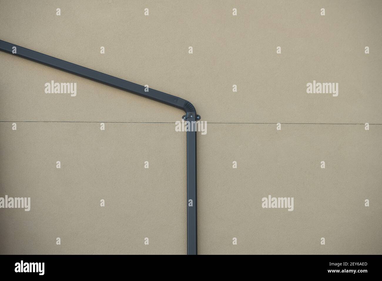 bec verseur pour le drainage de l'eau tuyau d'évacuation en métal pour la pluie l'eau contre le mur extérieur en béton de la maison ou du bâtiment est propre lignes vide l'espace mural pour le type Banque D'Images