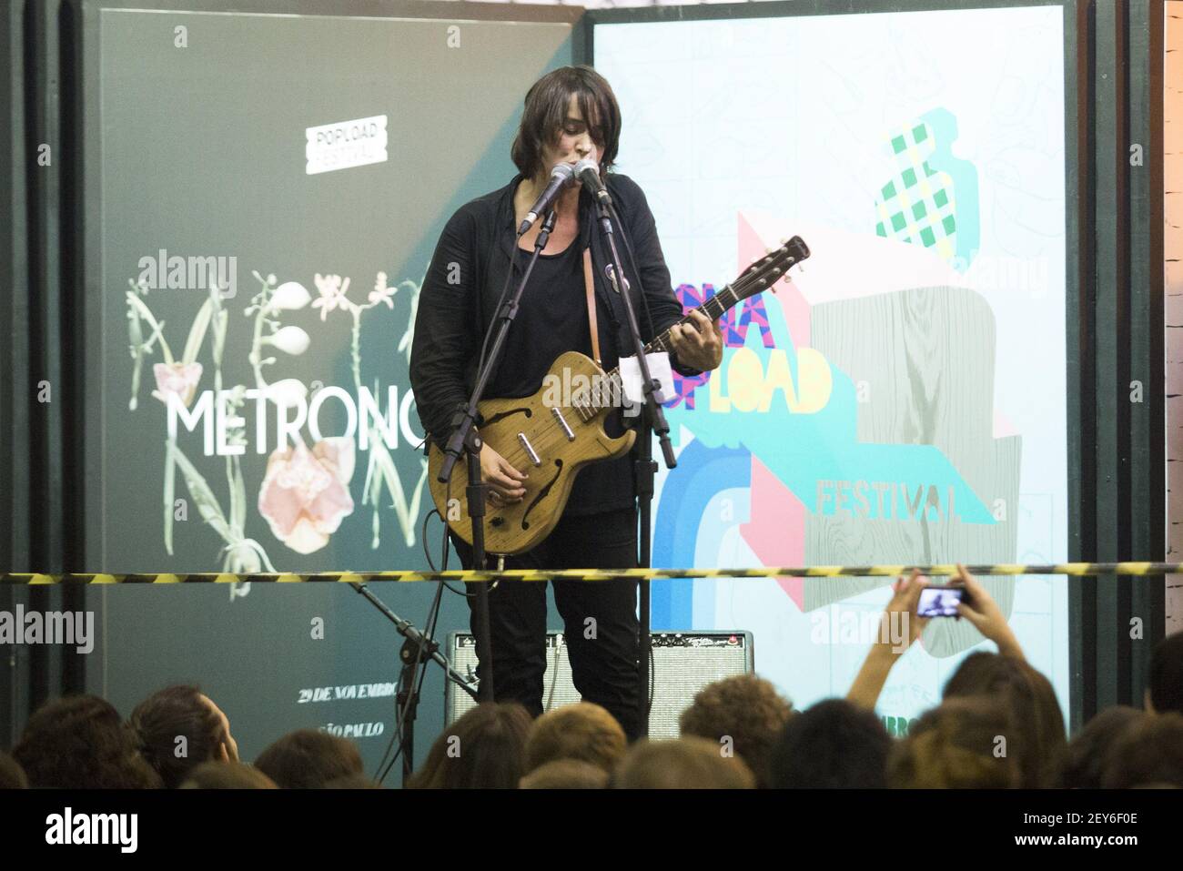 Le chanteur nord-américain Cat Power, lors d'une représentation surprise à la station de métro Paraiso, à Sao Paulo, au Brésil, le 27 novembre 2014. Photo de Davi Ribeiro/Fotoarena/Sipa USA Banque D'Images