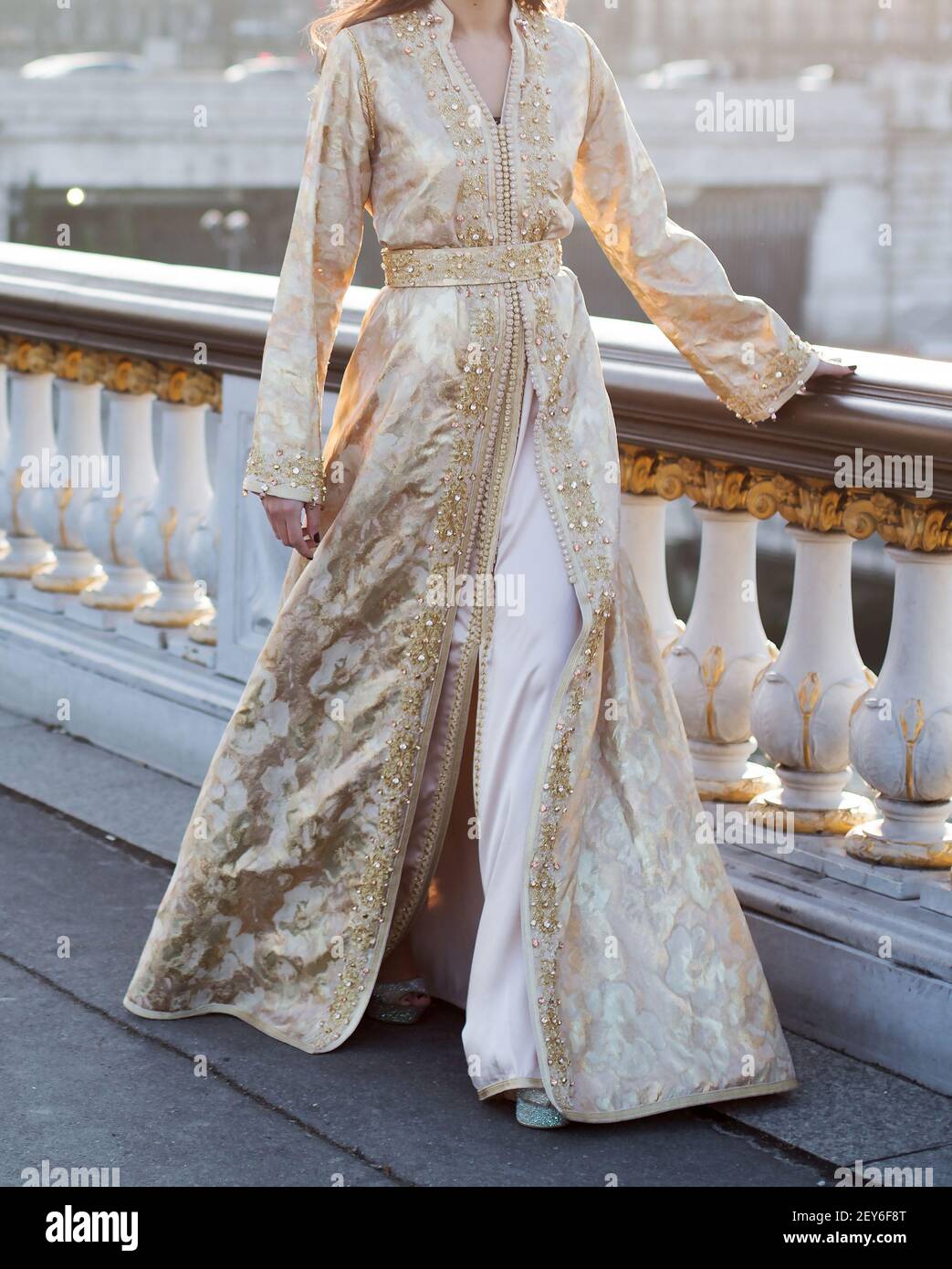 Femme marocaine portant un caftan marocain marchant sur le pont Banque D'Images