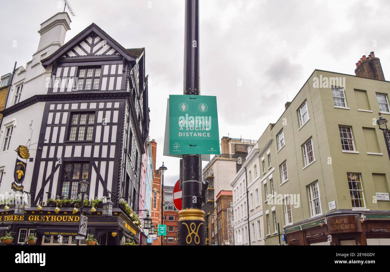 Londres, Royaume-Uni. 05e mars 2021. Le panneau « Maintain A social distance » de Soho, Londres.The UK commencera à lever les restrictions de verrouillage ce mois-ci, avec plusieurs étapes devant avoir lieu au cours des prochaines semaines. Crédit : SOPA Images Limited/Alamy Live News Banque D'Images