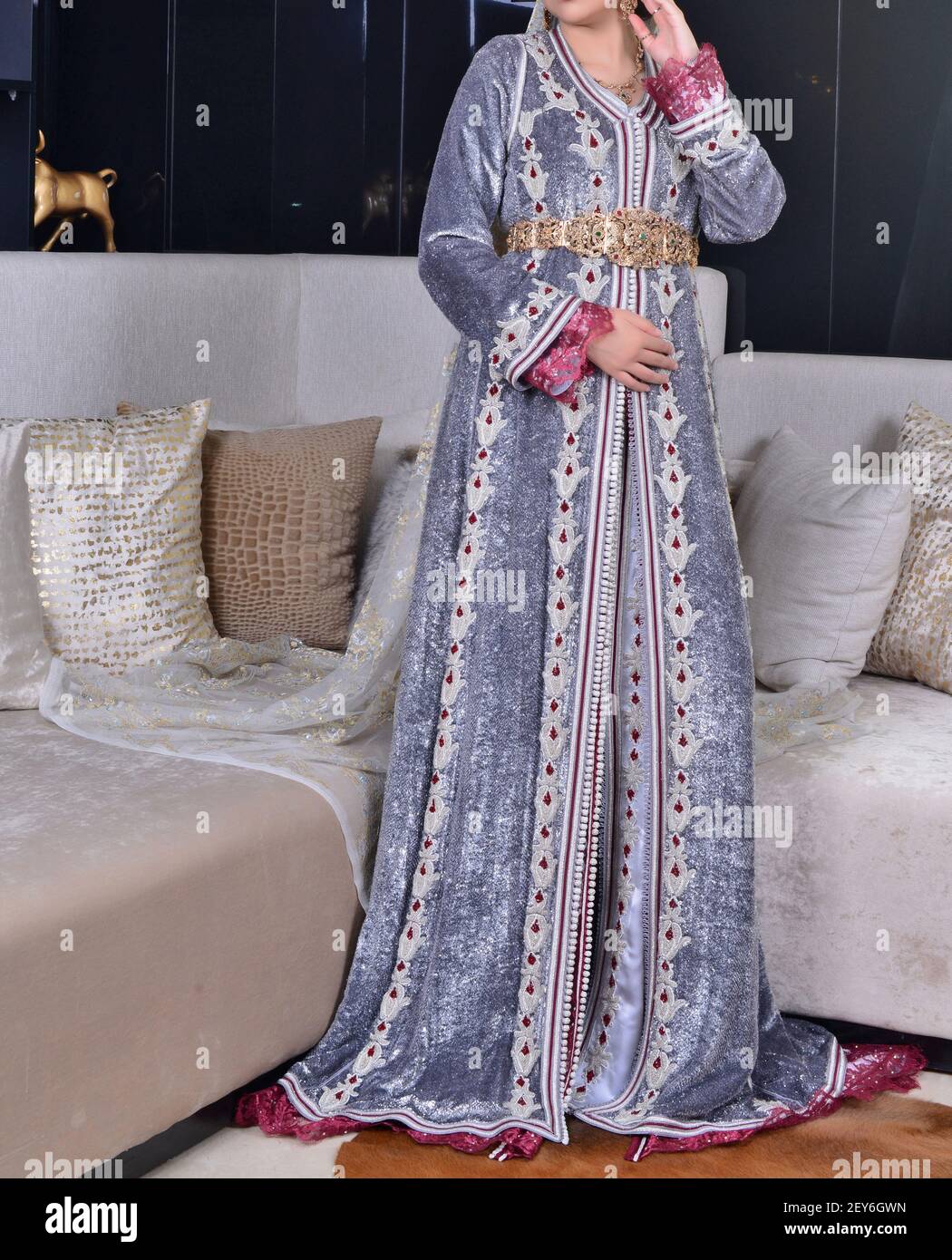 Le caftan marocain est un costume traditionnel des femmes marocaines Photo  Stock - Alamy