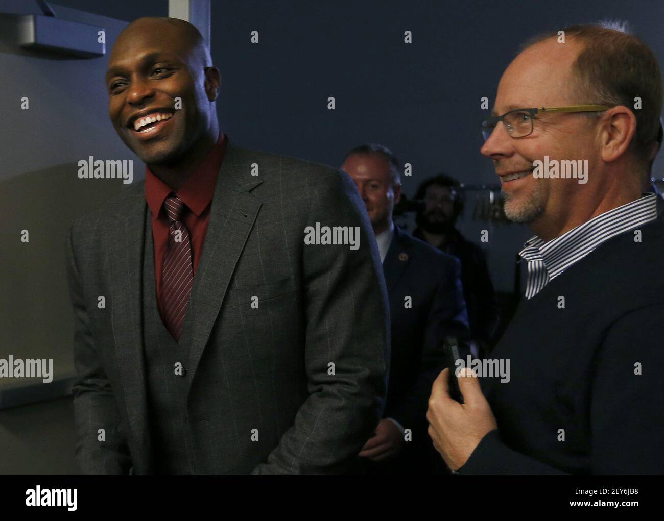 Le nouvel outfielder de Minnesota Twins, Torii Hunter, entre dans une conférence de presse le mercredi 3 décembre 2014 à Target Field, à Minneapolis. Hunter a signé un contrat d'un an de 10.5 millions de dollars avec les Twins mercredi. (Photo de Carlos Gonzalez/Minneapolist Star Tribune/TNS/Sipa USA) Banque D'Images