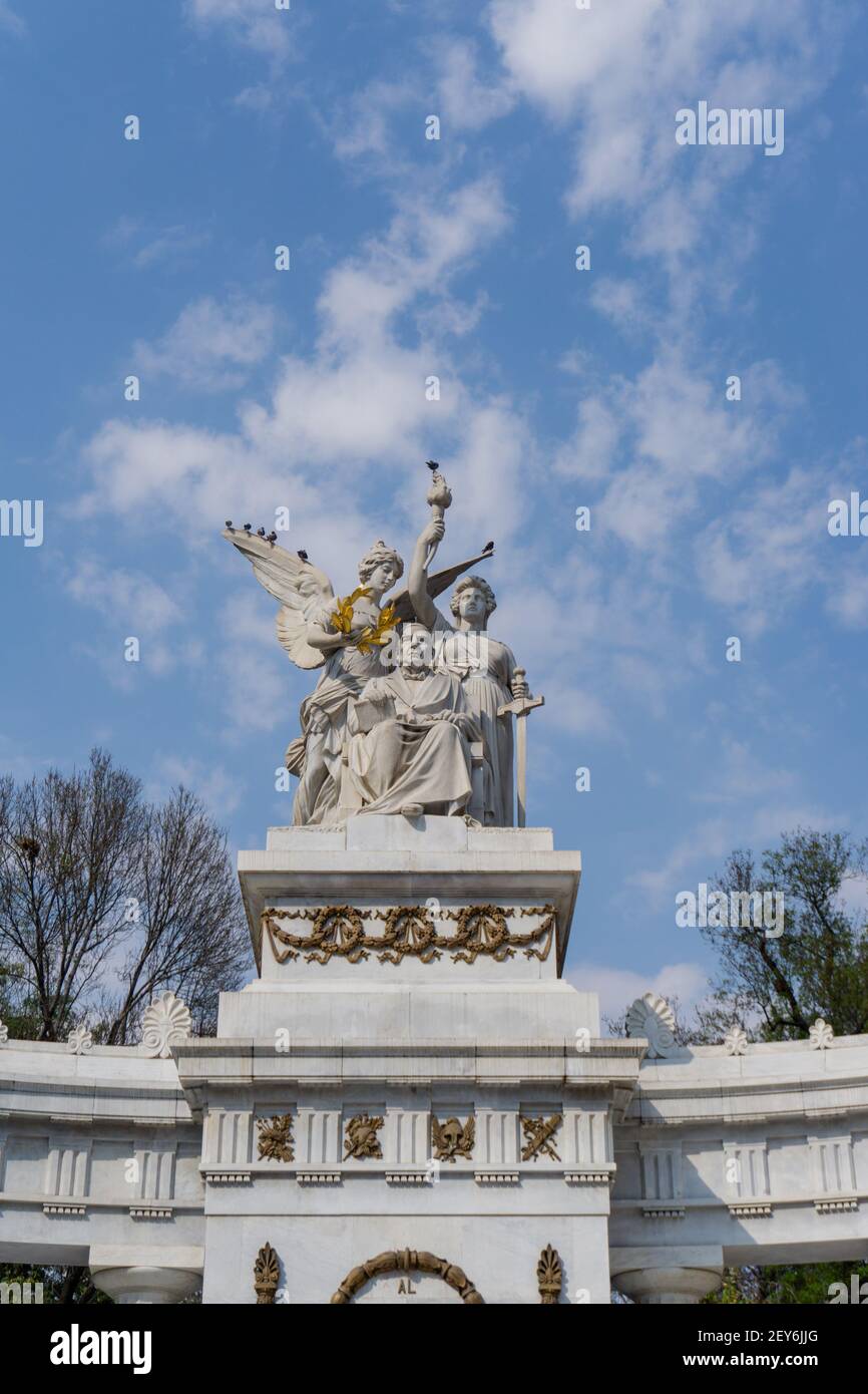 Statues en marbre d'anges et ancien président mexicain sous le bleu ciel Banque D'Images