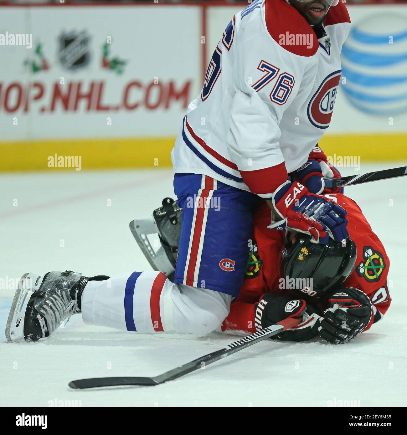 Le P.K. des Canadiens de Montréal Subban (76) a mis les Chicago Blackhawks' Brandon Saad (20) sur la glace pendant la première période au United Center à Chicago, le vendredi 5 décembre 2014. (Photo de John J. Kim/Chicago Tribune/TNS/Sipa USA) Banque D'Images