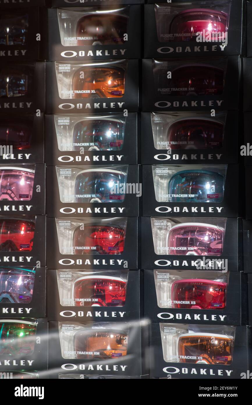 lunettes de protection oakley colorées dans des boîtes à la fenêtre d'une boutique de ski ou de surf des neiges ou à l'endroit où les lunettes de protection reflètent le soleil qui brille à travers la fenêtre Banque D'Images