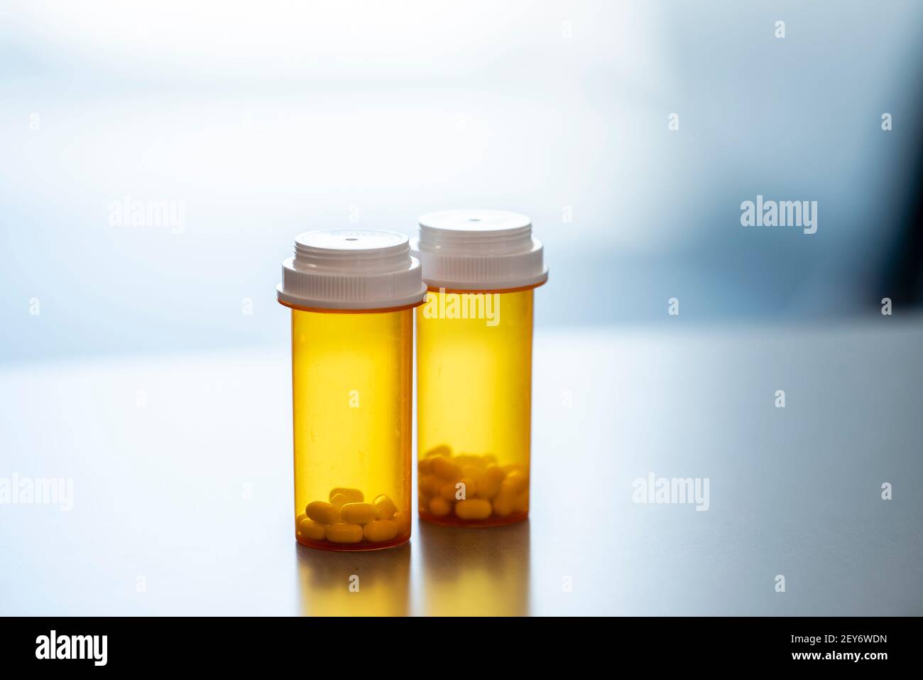 Les flacons de pilules sont placés sur un comptoir de pharmacie. Banque D'Images