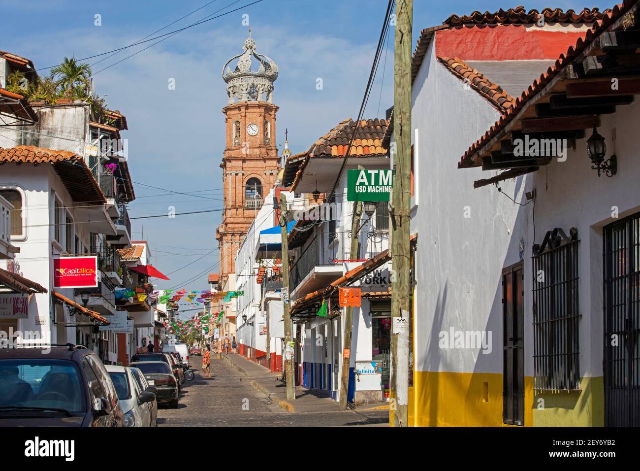 Rue et église notre Dame de Guadalupe dans la ville de Puerto Vallarta, station balnéaire mexicaine sur la Bahía de Banderas de l'océan Pacifique, Jalisco, Mexique Banque D'Images