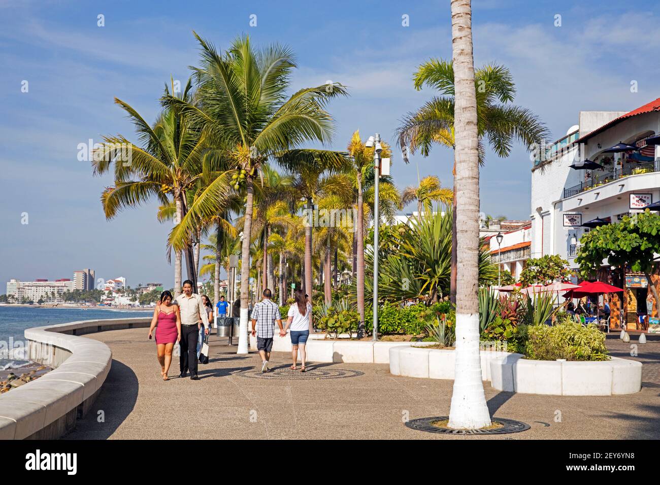 Touristes mexicains marchant le long de la Malecón, esplanade dans la ville de Puerto Vallarta, station balnéaire sur la Bahía de Banderas de l'océan Pacifique, Jalisco, Mexique Banque D'Images