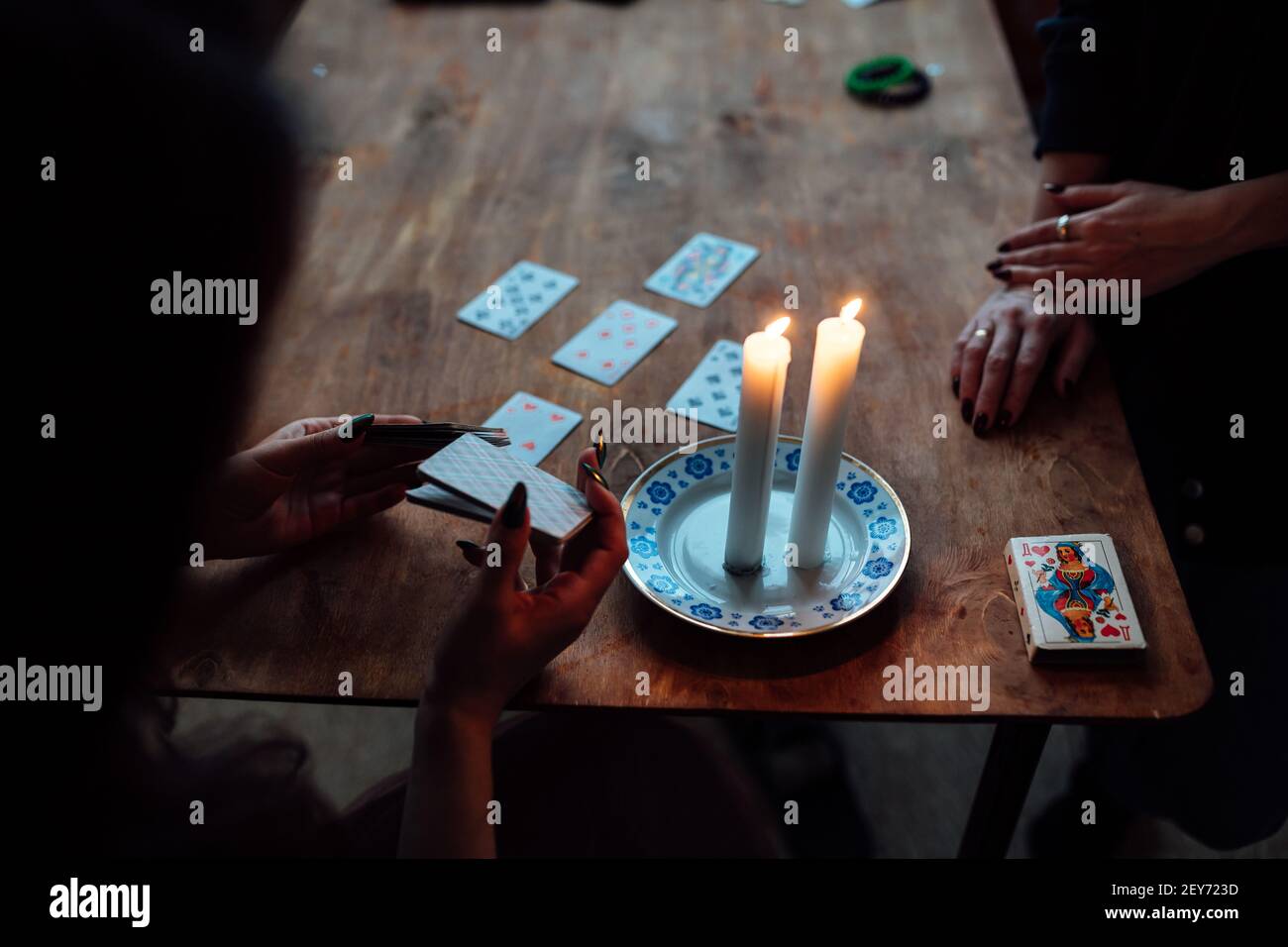 choisissez une carte parmi les mains d'un tueur de fortune. une femme raconte des fortunes pendant un rituel magique. croyance en le mysticisme Banque D'Images