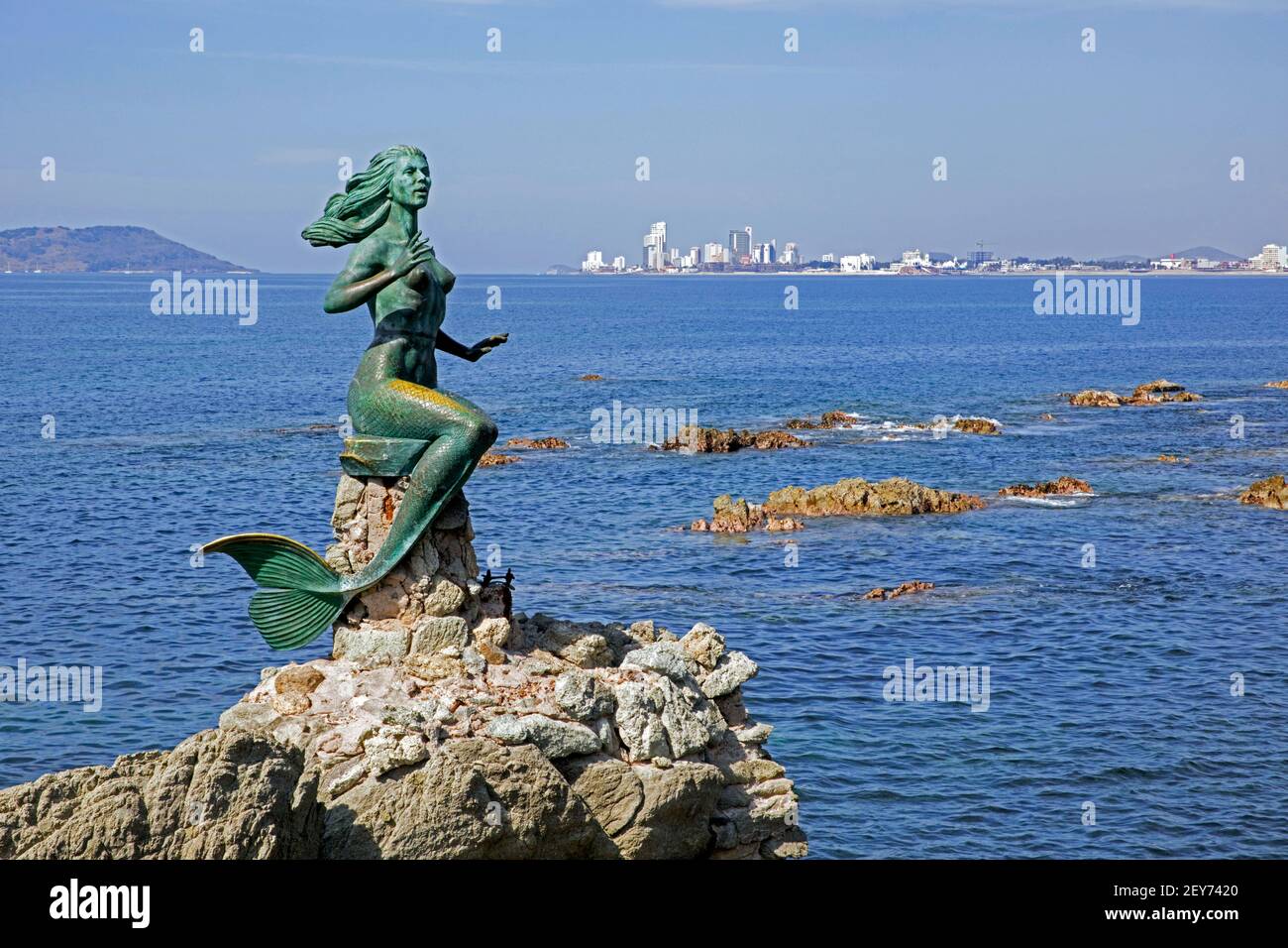 Sculpture en bronze la Sirena / la Sirène le long de la Malecón, esplanade dans la ville de Mazatlán, Sinaloa, Mexique Banque D'Images