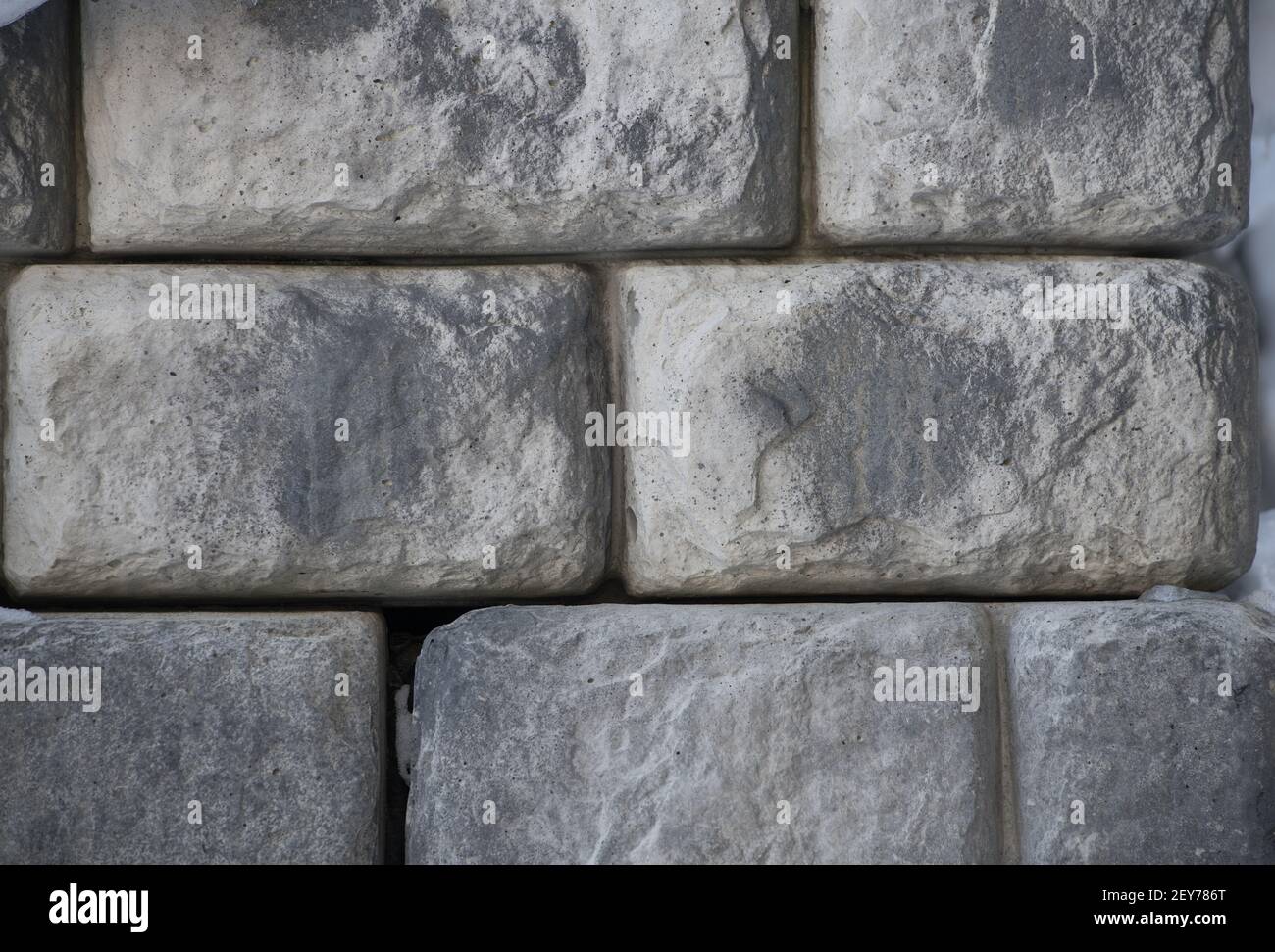 pierres faites par l'homme pierres en forme de briques en gros plan de pierre de pierre ou mur de brique empilé ensemble bâtiment extérieur ou paysage arrière-plan horizontal Banque D'Images